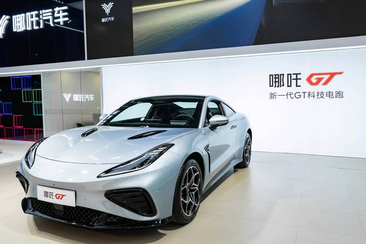 佛山20哪吒汽车在智能汽车领域的表现，领途汽车在新能源汽车市场中的影响力